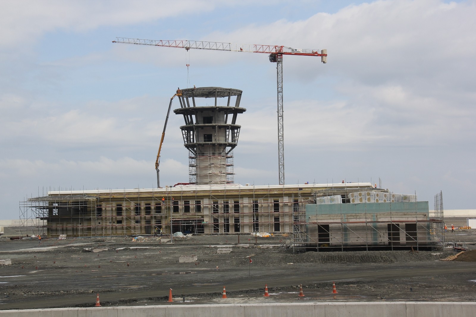 Rize-Artvin Havalimanı’nın çay bardağı şeklinde inşa edilen uçuş kulesi şekillenme başladı