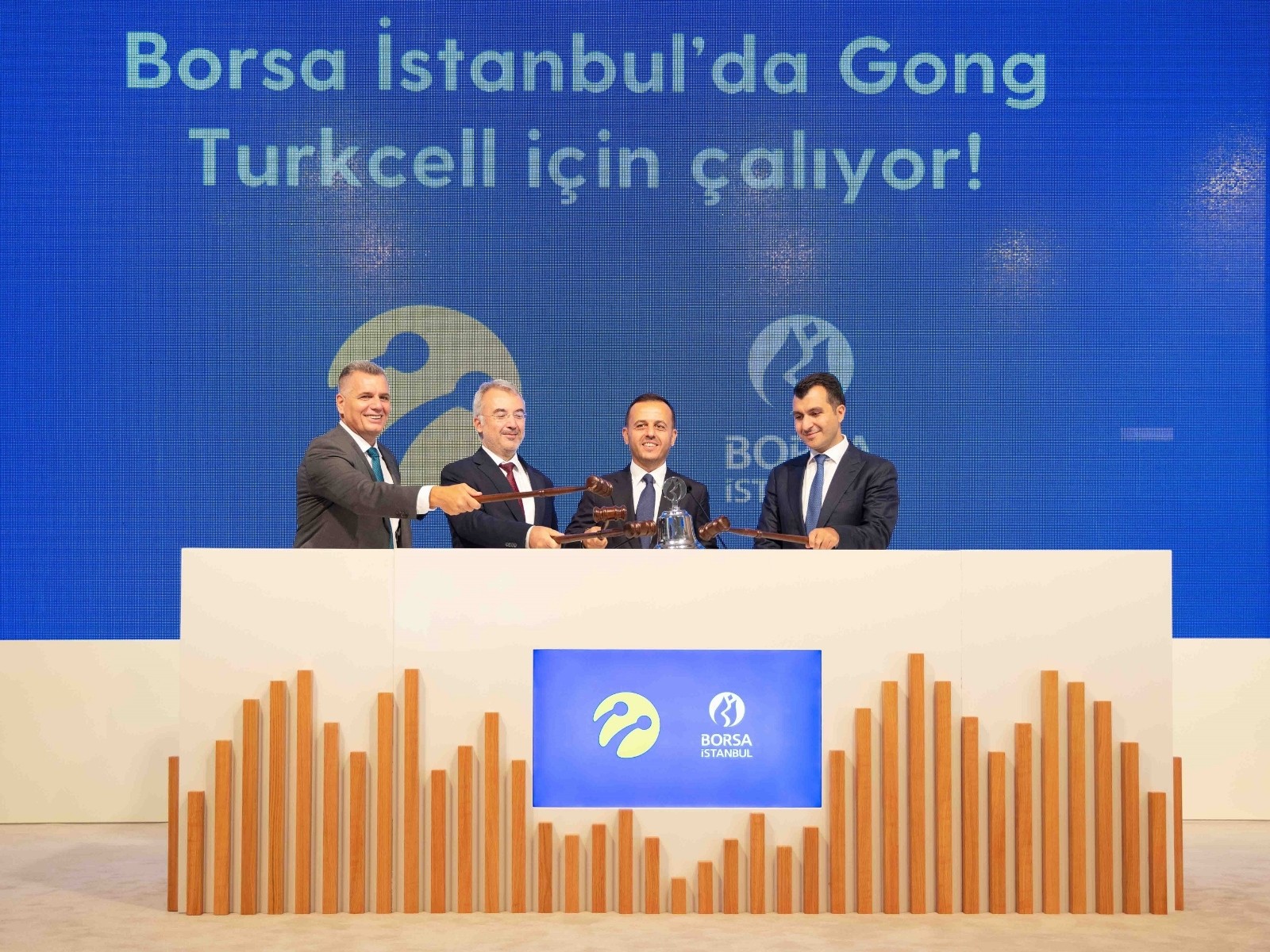 Turkcell ikinci çeyrekte yüzde 23,5 büyüdü, yıl sonu hedefini yükseltti