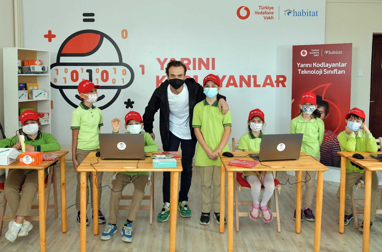 Vodafone ve Aras Bulut İynemli’den köy okullarına destek