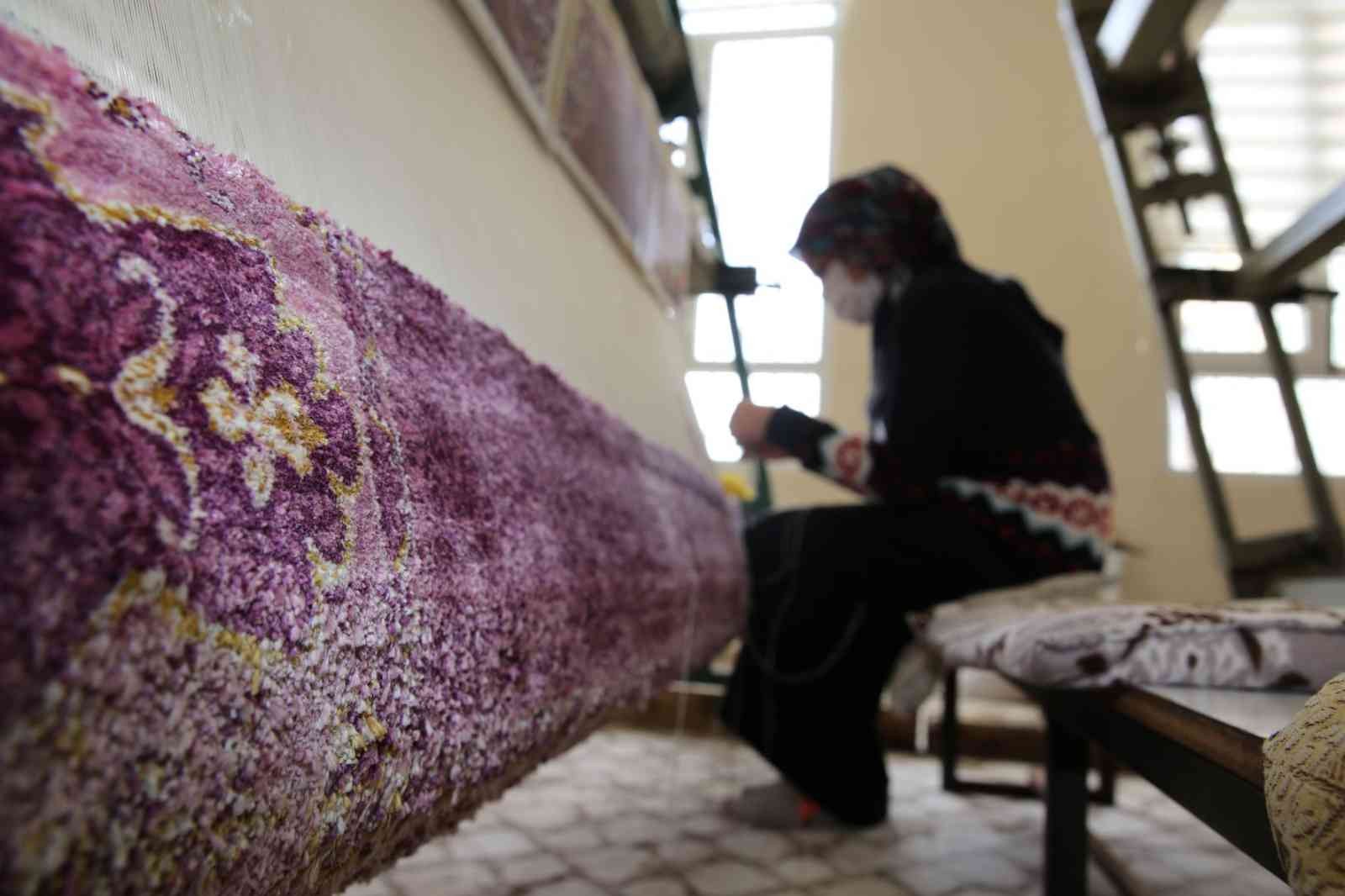 Şanlıurfalı kadınlar el emeği halı üretiyor
