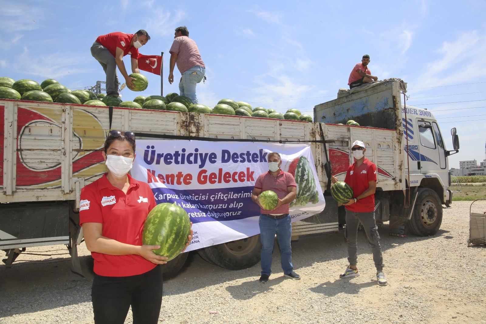 Adana’da vatandaşa ücretsiz karpuz