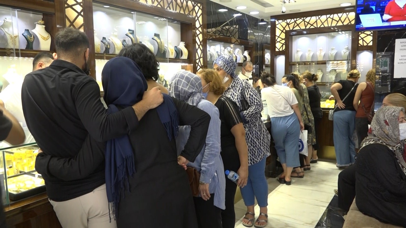 Düğün sezonu açıldı, kuyumcularda yoğunluk arttı