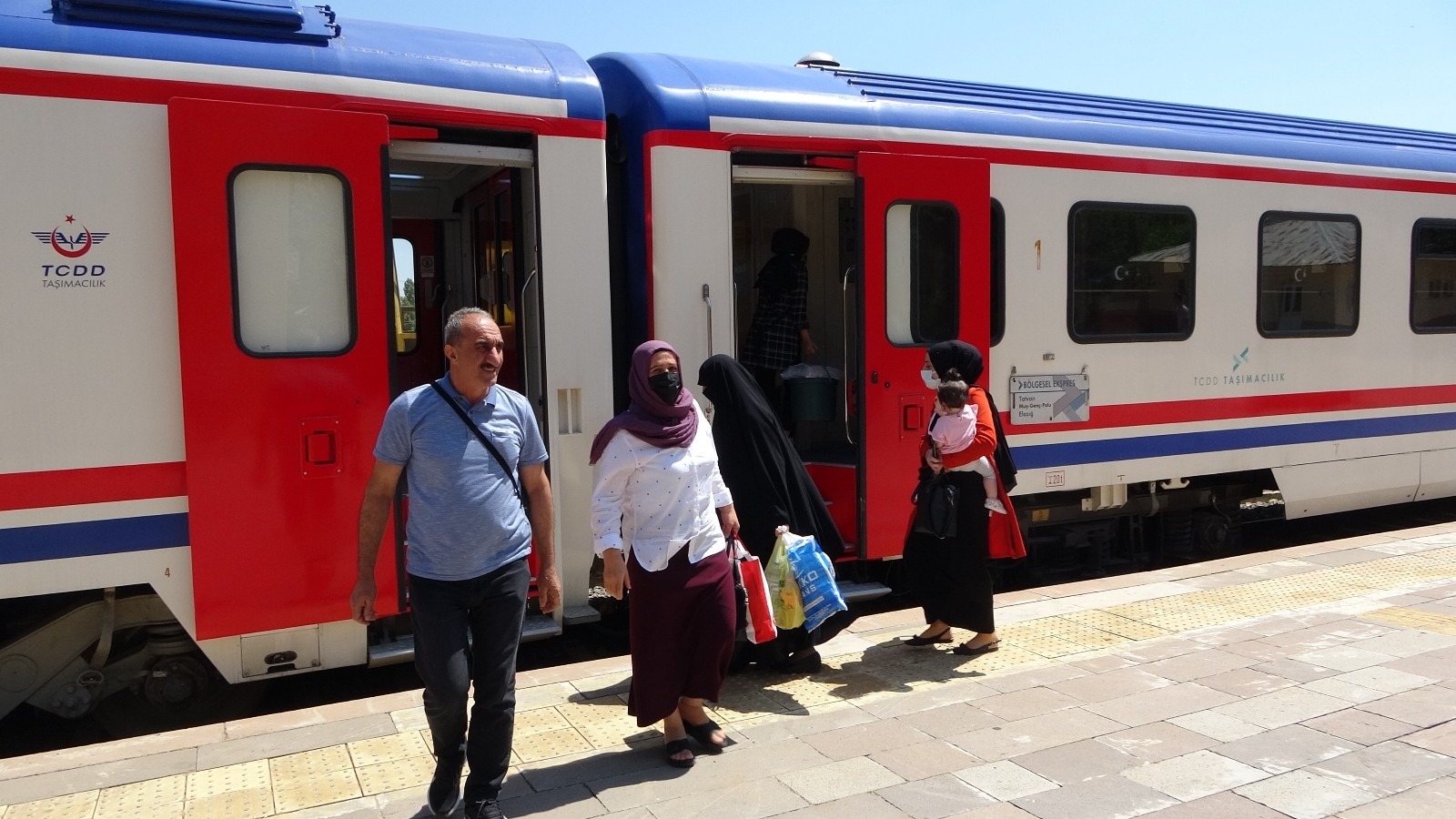 Yeniden başlayan tren seferleri vatandaşı sevindirdi