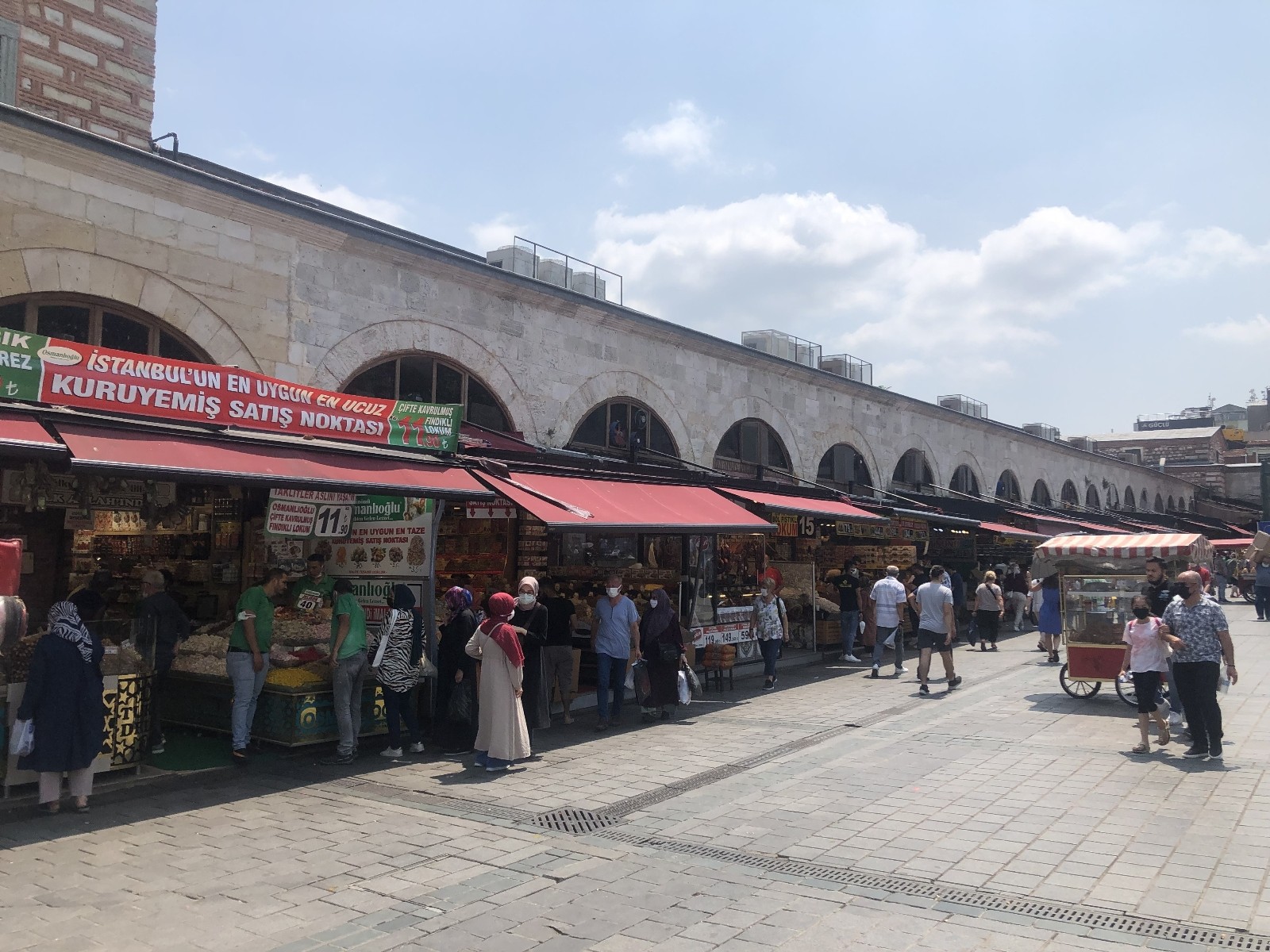 Eminönü esnafı ’bayram’ yapıyor