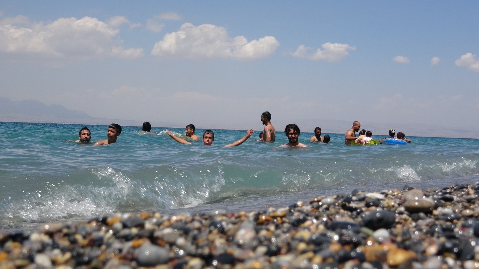 Van Gölü’nün mavi bayraklı plajı tatilcilerin akınına uğradı