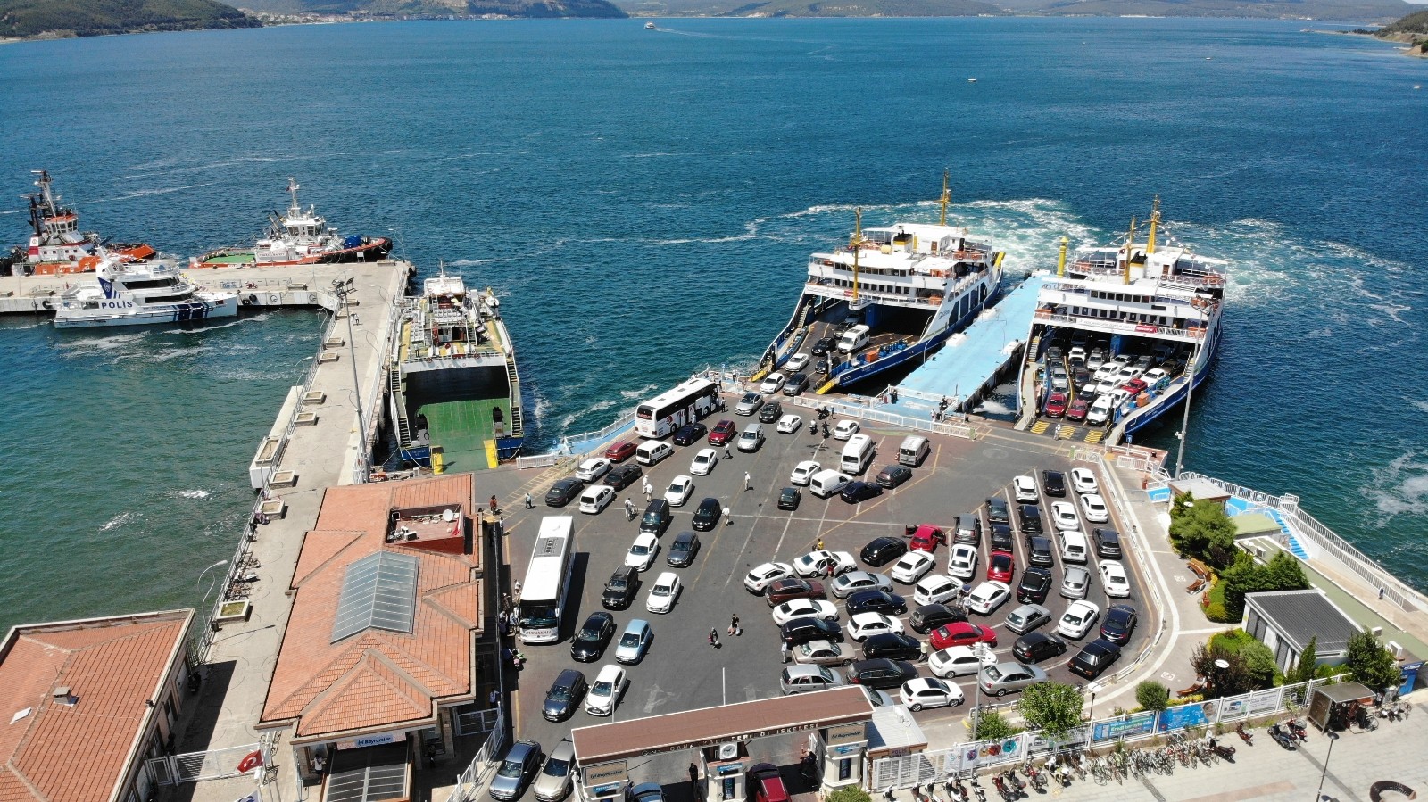 Çanakkale’de bayram sonrası feribot kuyrukları sürüyor