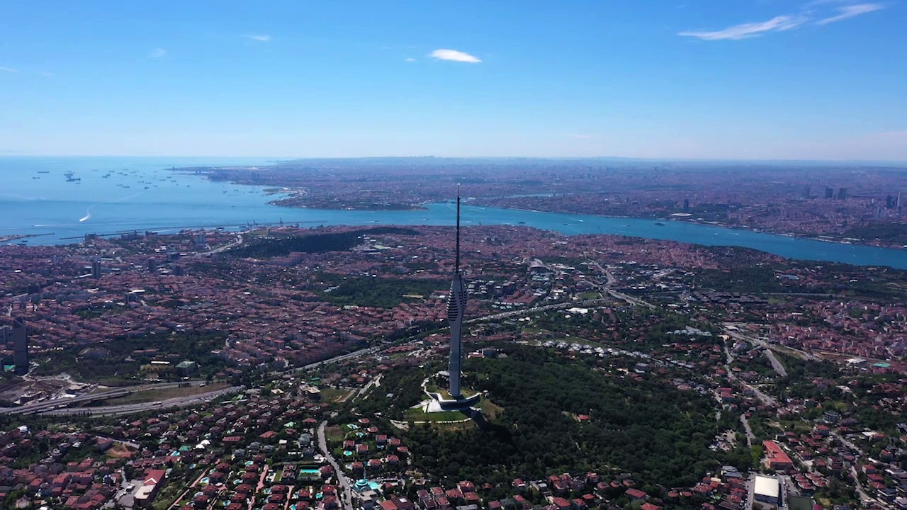 Çamlıca Kulesi, Kurban Bayramı’nda ziyaretçilerin ilgi odağı oldu.