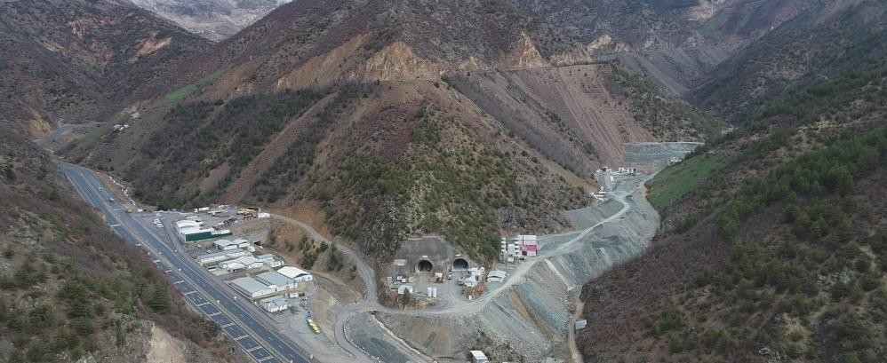 Türkiye’nin ve Avrupa’nın en büyük çift tüp karayolu tünelinin yüzde 91’i tamamlandı